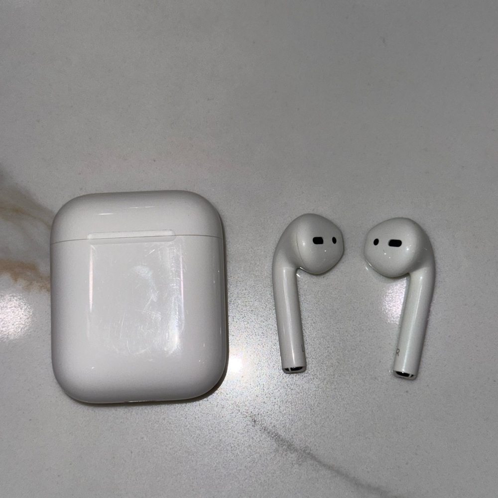 Apple White Wireless Earbuds with Case